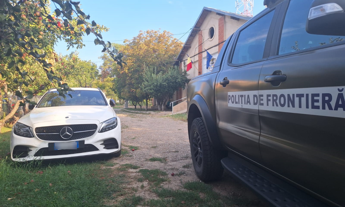 Autoturism furat din Italia, oprit la Albița