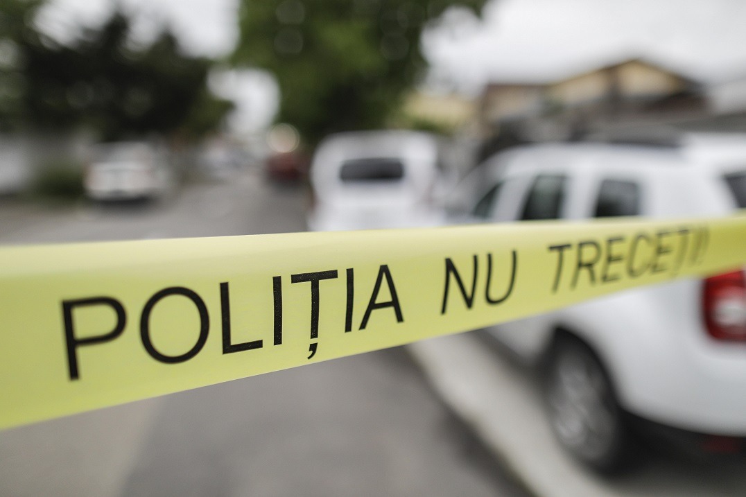 Un bărbat de 42 de ani și-a incendiat familia. A aruncat cu benzină în locuința în care se aflau femeia și cei trei copii