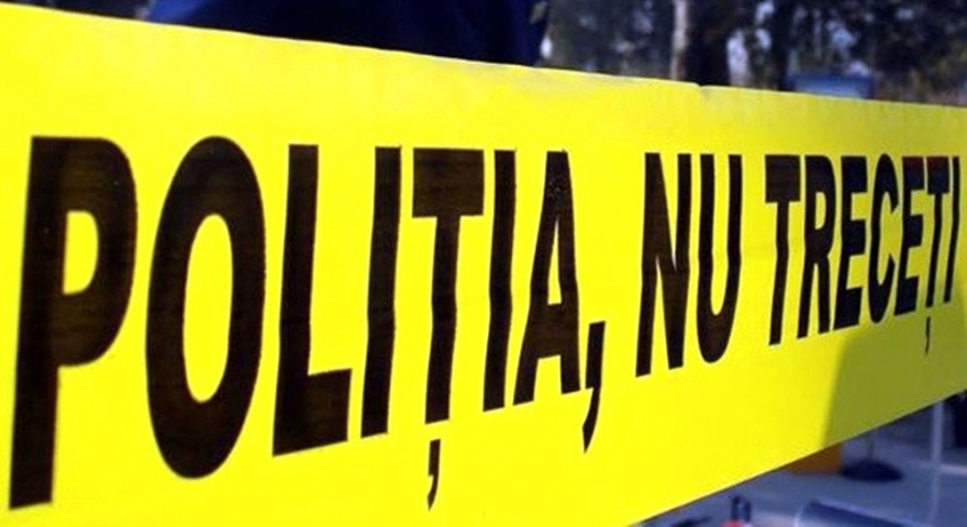 Cadavrul unui bărbat de 32 de ani, cu multiple plăgi la nivelul gâtului şi braţelor, a fost găsit pe un teren viran