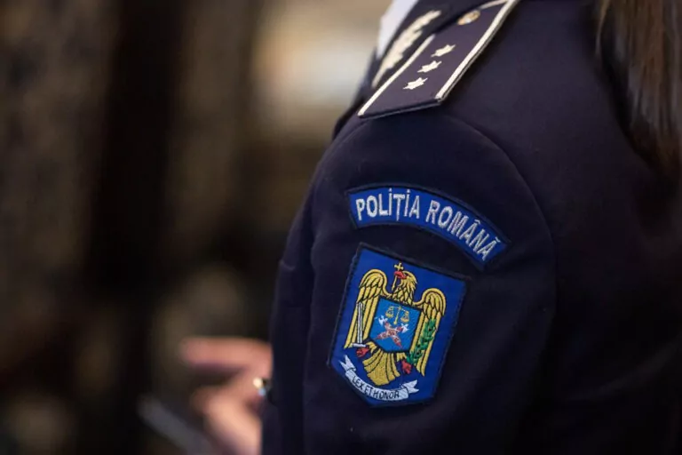 Sindicatului Europol prezintă cum uniformele de 7.400 lei ale polițiștilor se rup: „Adierea provenea de la noua ventilatie”. Ce spune IGPR
