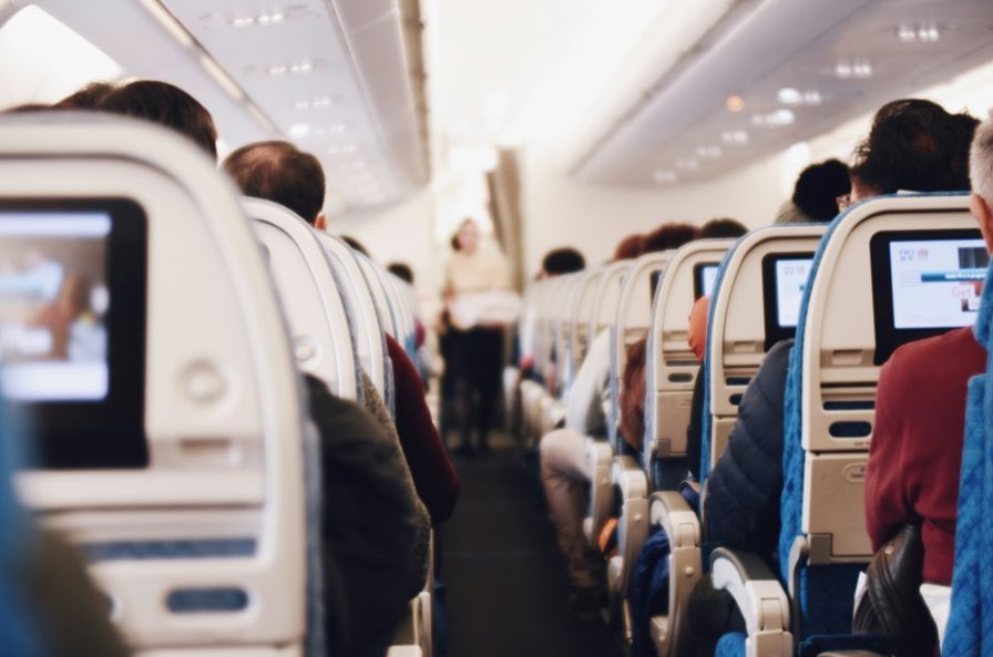 Zece motive pentru care e bine să cumperi bilete de avion printr-o agenție de turism online!