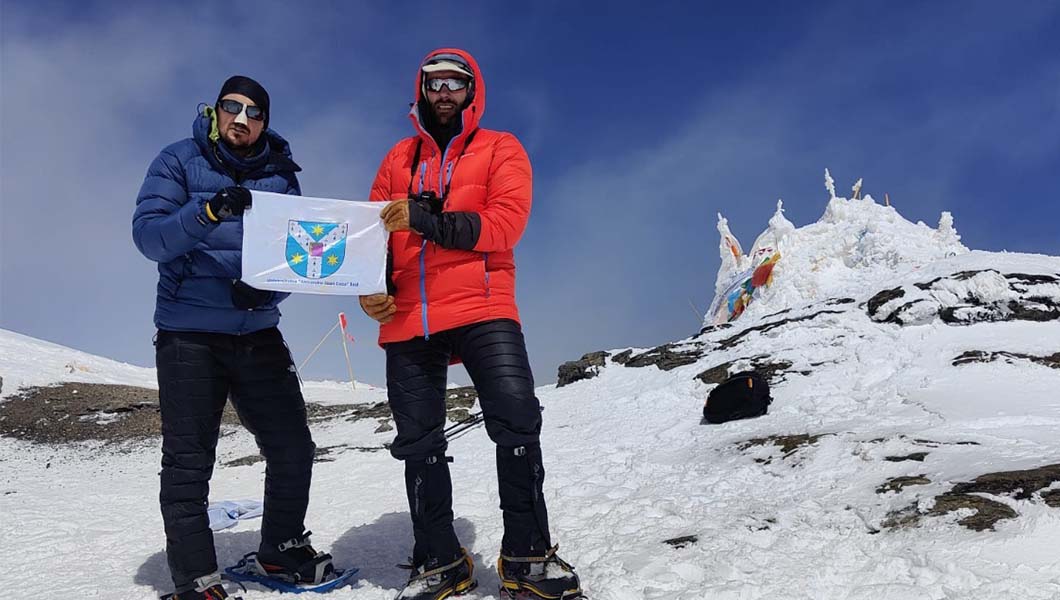 Doi universitari de la UAIC Iași, într-o aventură alpină de senzație. Au urcat