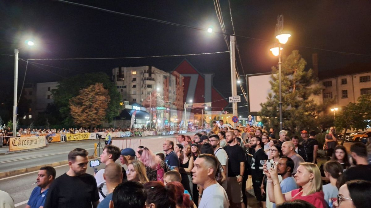 Spectacol total în centrul Iașului! Sute de oameni s-au adunat pentru a vedea Super Speciala Râpa Galbenă