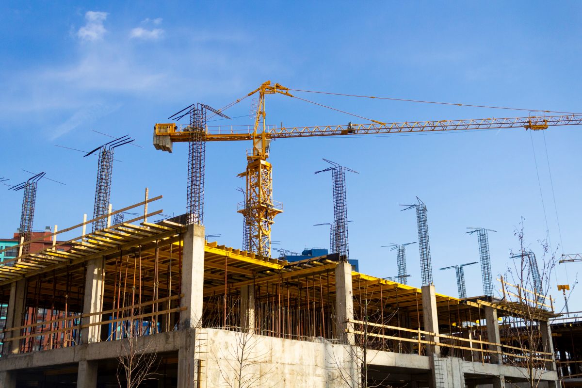 Cu cât s-au scumpit materialele de construcții! Mai poți construi ieftin?