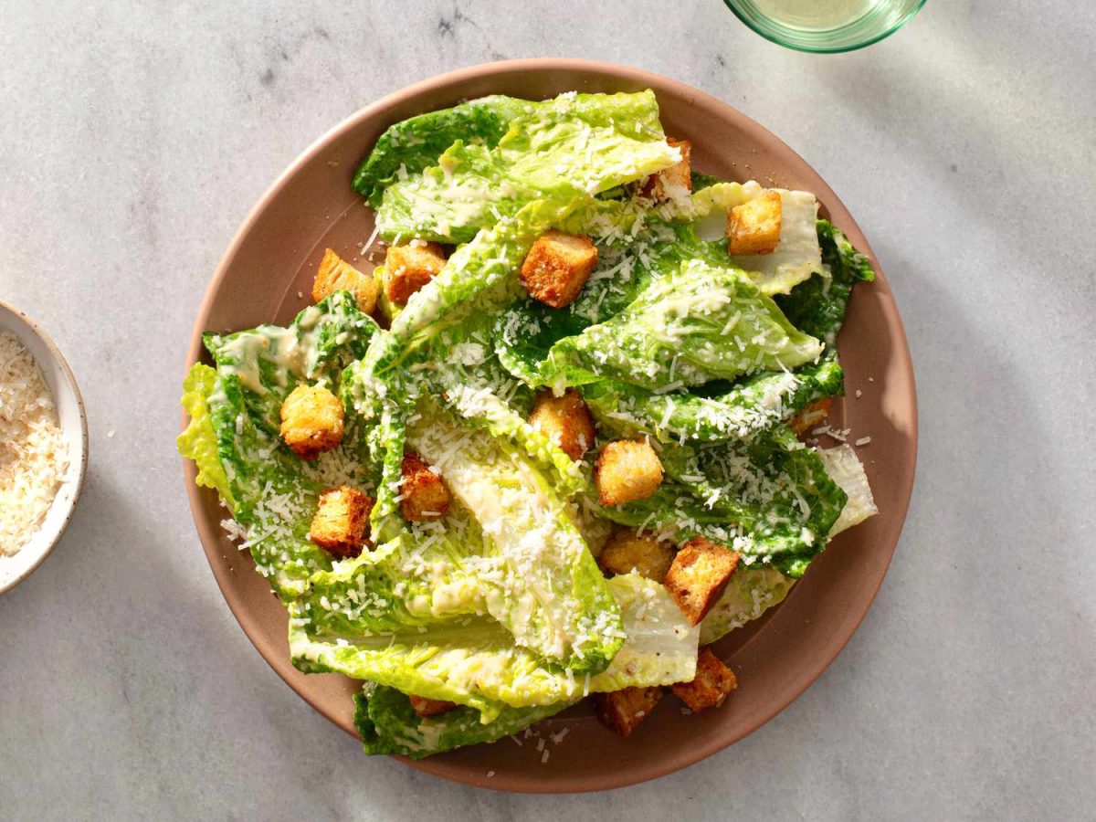 Salata Caesar: Rețeta originală de acum un secol ce a cucerit întreaga Românie