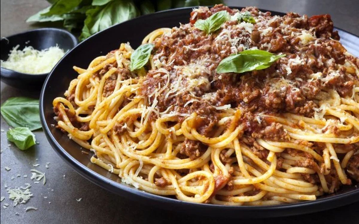Rețetă simplă de spaghete cu carne tocată. O masă rapidă și sățioasă