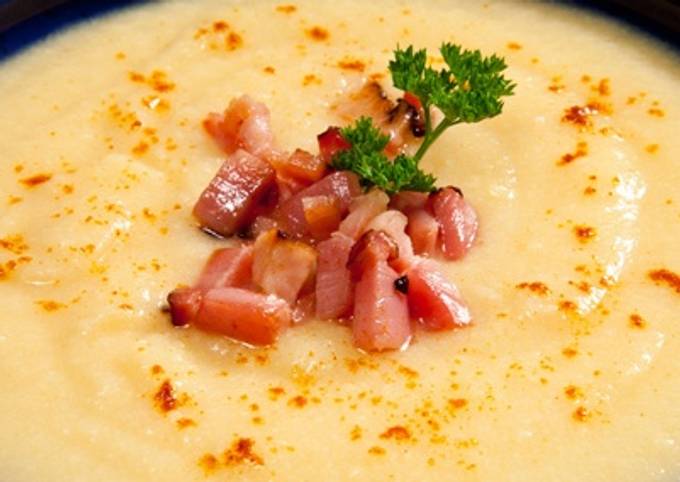Supa cremă de cartofi cu bacon, o variantă delicioasă și plină de gust a supei cremă