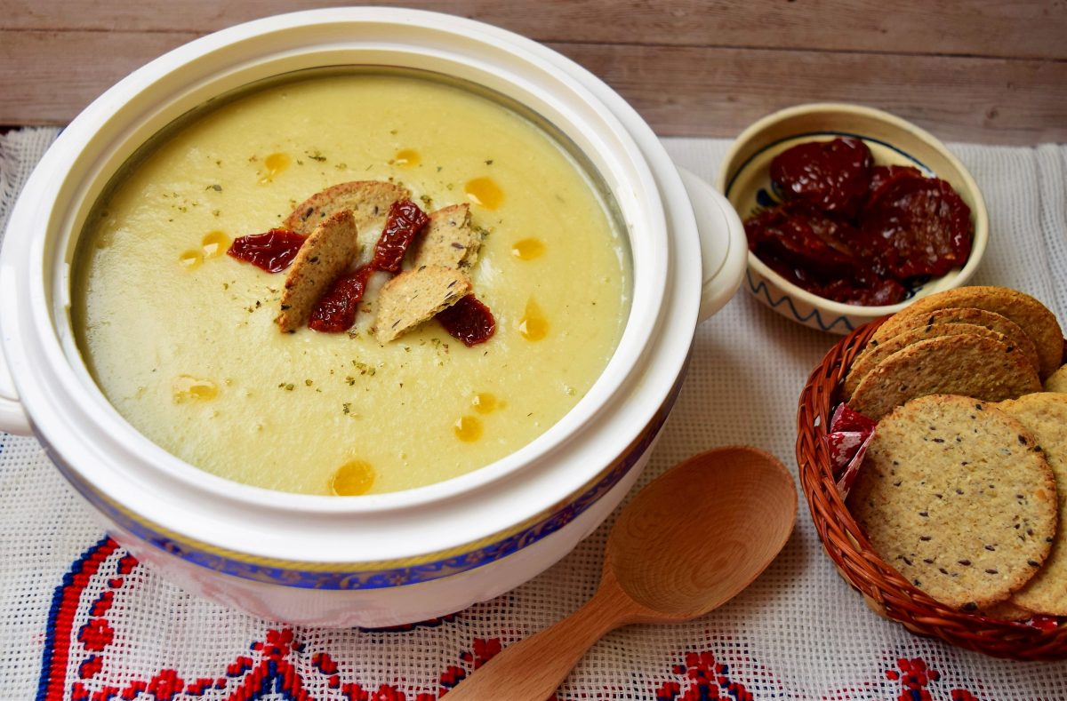 Supa cremă de usturoi, deliciul aromat al bucătăriei tale