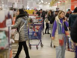 Incident violent într-un supermarket din București: Un tată și fiul său au agresat brutal o angajată