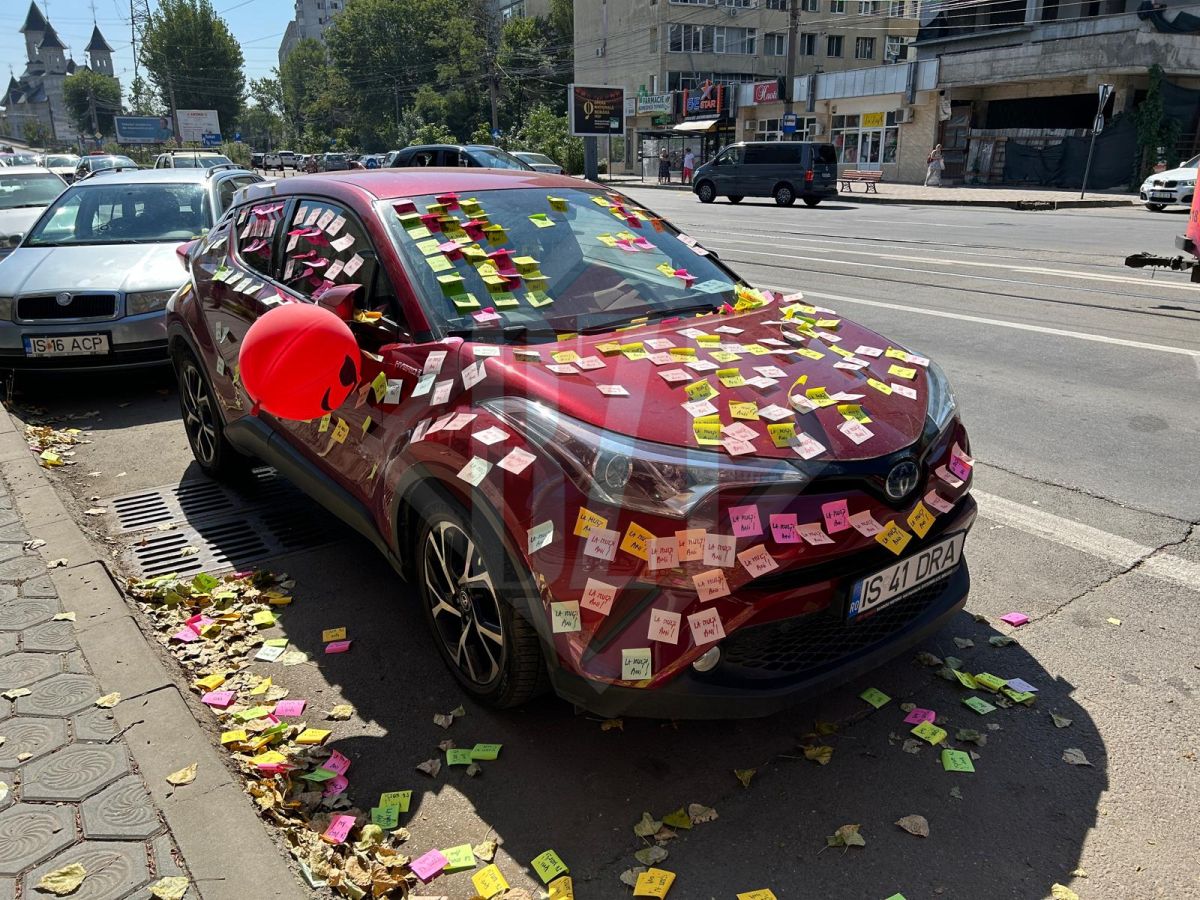 Surpriză de proporții la Iași. Zeci de bilețele cu „La mulți ani!” au fost lipite pe un autoturism