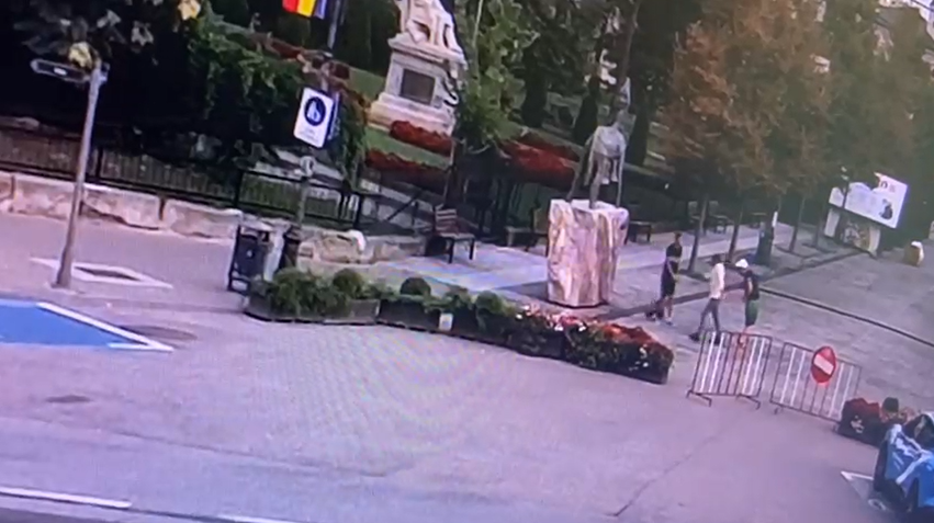 Gestul necugetat al unui tânăr din Iaşi, surprins de camerele de supraveghere din zonă