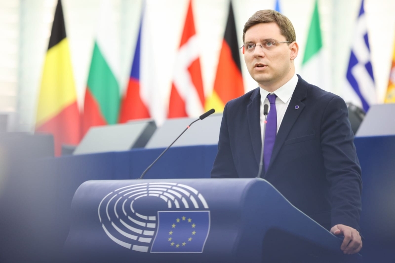 Victor Negrescu (PSD) propunea ieftinirea prezervativelor. Tatăl viitorului Comisar European, comunist angajat la Institut de Economie Mondială