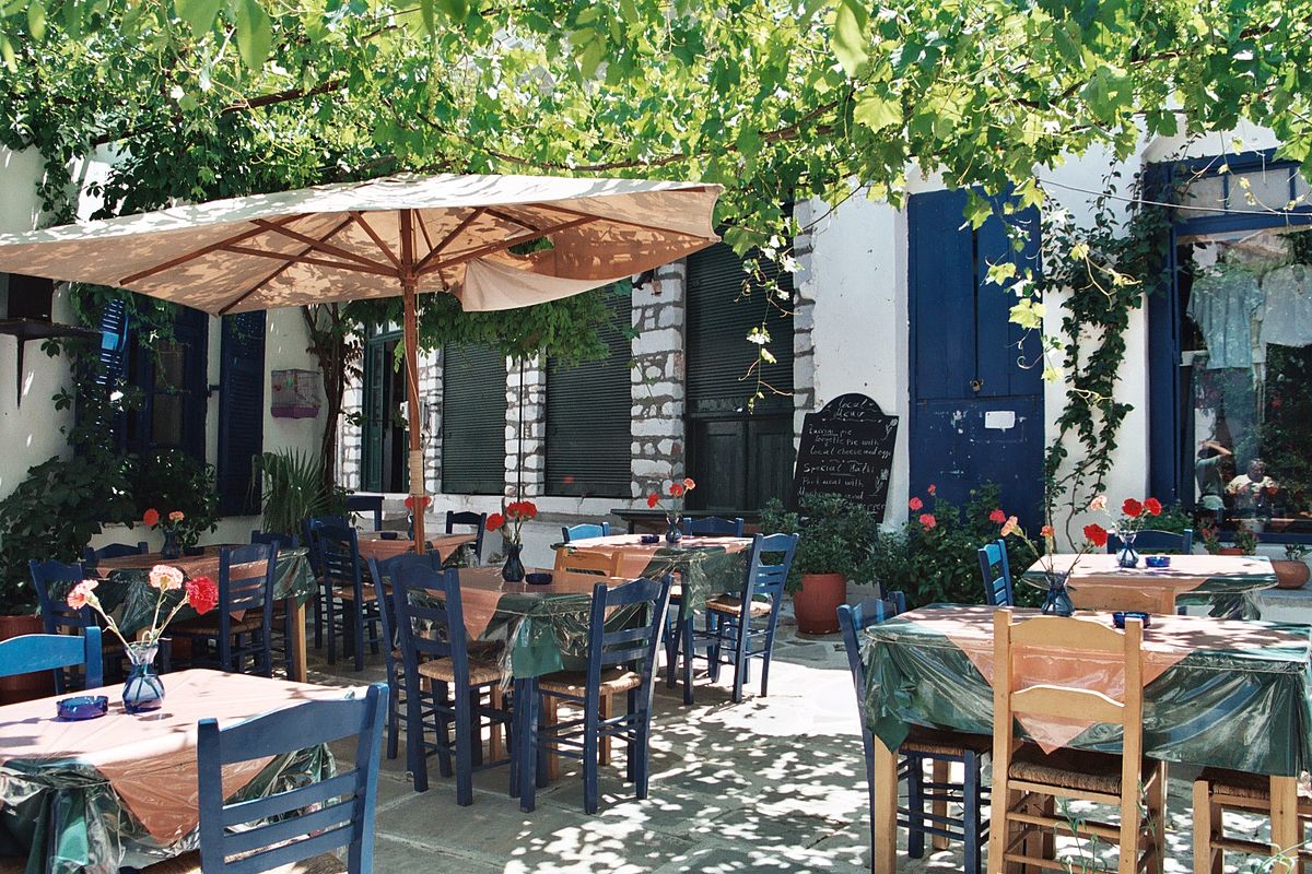 Câți euro au plătit 3 români pentru un prânz într-un restaurant din Grecia. Cum au reacționat când au văzut nota de plată
