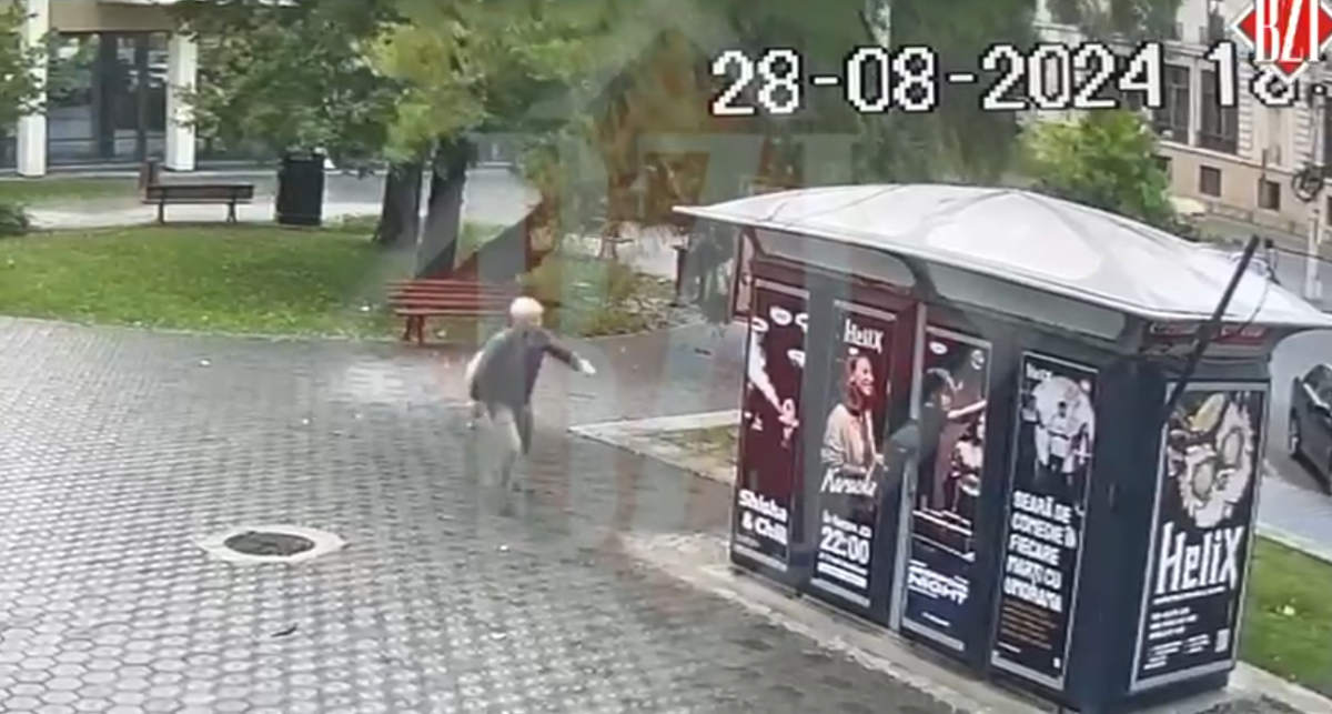 Iată momentul în care teiul din Piața Unirii s-a rupt. Un trecător a scăpat la milimetru