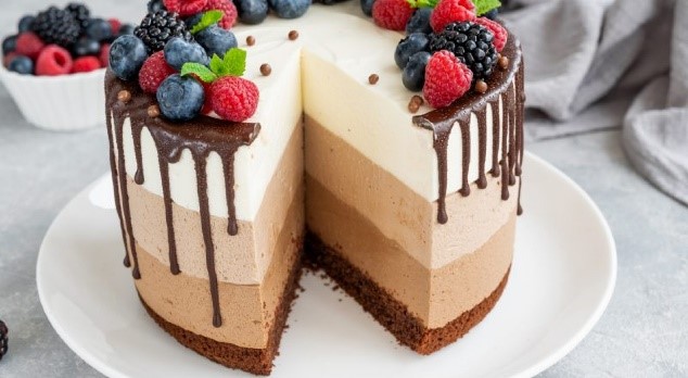 Tort trio de ciocolată cu blat umed – o simfonie de arome pentru îndrăgostiții de dulce