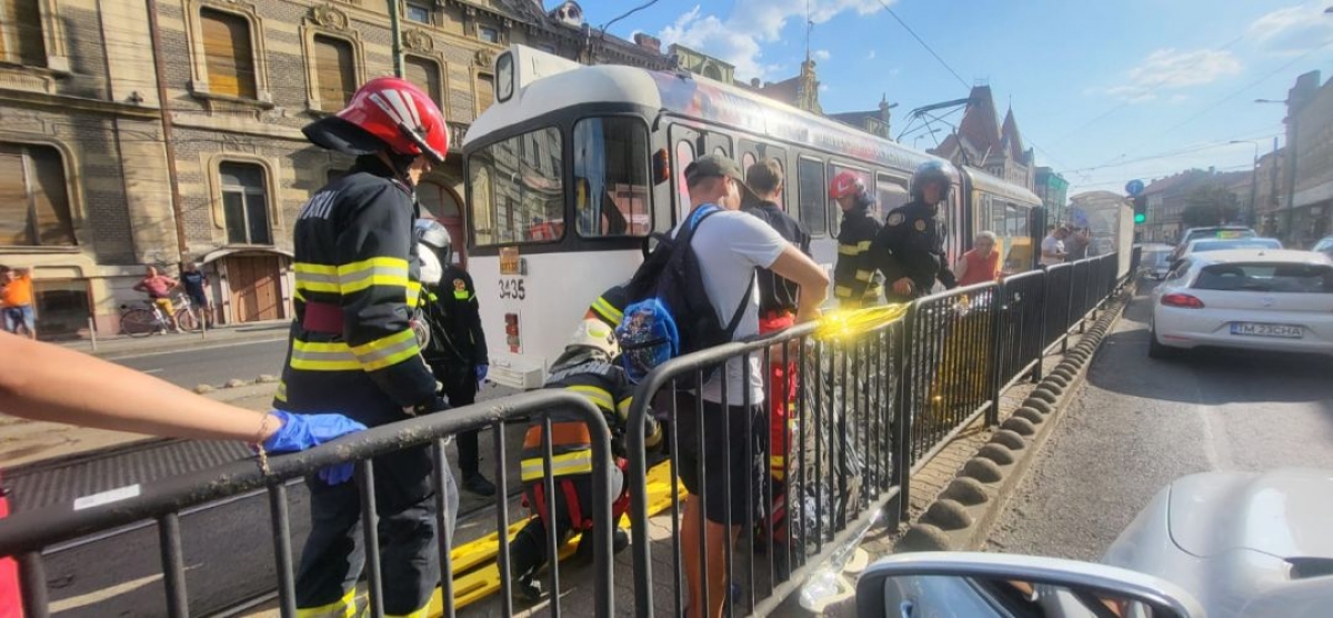 Accident înfiorător! O femeie şi-a pierdut o mână după ce a fost lovită de un tramvai