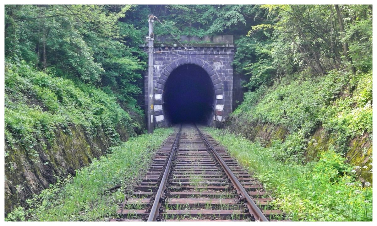 Tunelul feroviar care va lega două orașe turistice! Este o construcție unică în România