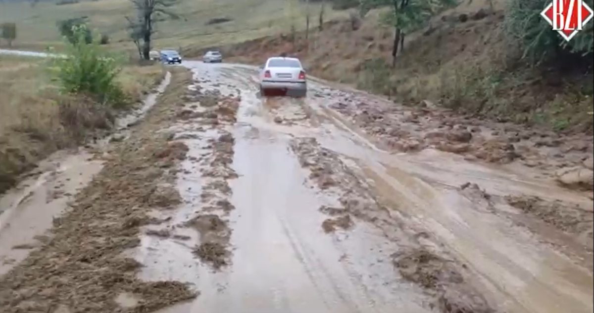 Inundațiile au făcut prăpăd și în Iași! Un drum din comuna Gorban este blocat