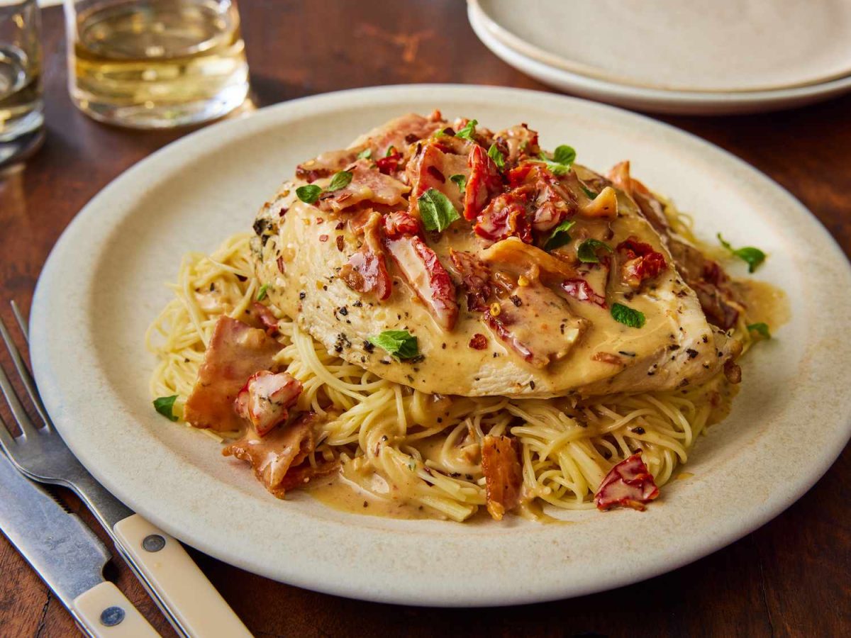 Cele mai bune spaghete cu piept de pui și sos gorgonzola! O rețetă care este gata în doar 30 de minute!