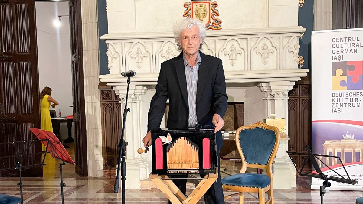Adrian Oswalt, un compozitor și aranjor pentru flașnetă din Germania, a readus muzica mecanică la Iași: „Iubesc Iașul, vin aici de la sfârșitul anului 1998, îmi place aici”
