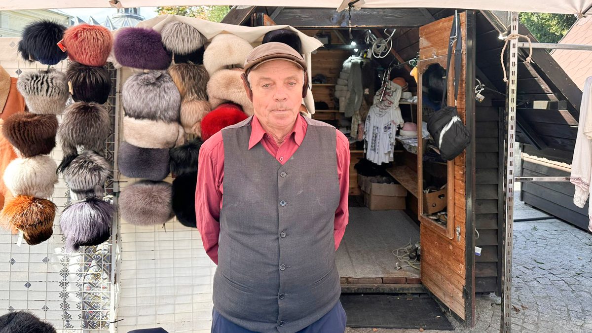Cu siguranță ai trecut și tu pe lângă acest bătrânel, însă nu ai știut ce poveste ascunde în spatele zâmbetului său. `Nea Vasile vinde de 18 ani căciuli, în fața Mitropoliei