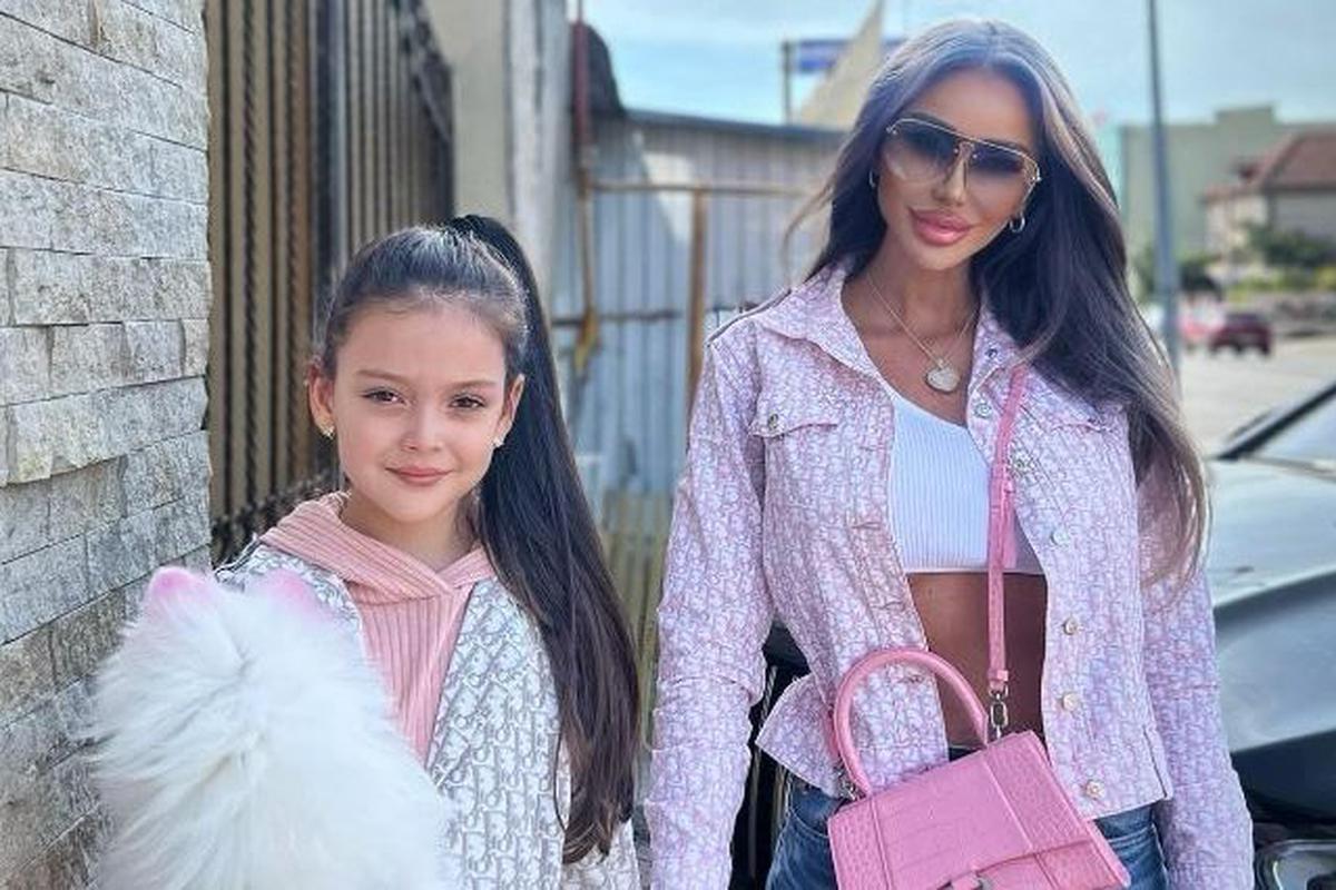 Bianca Drăgușanu și fiica ei au atras toate privirile în prima zi de școală. Cum și-au făcut apariția în curtea instituției?
