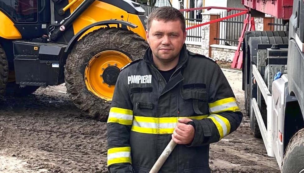 Pompierul Bogdan, care a intervenit la Galați în sprijinul celor năpăstuiți de inundații, a impresionat pe toată lumea. Ce a putut să facă