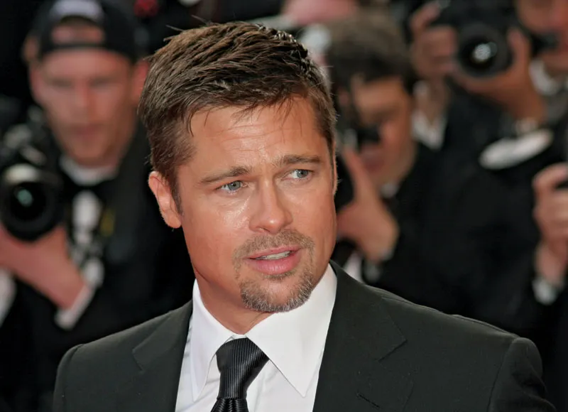 Două femei au rămas fără 325.000 de euro după ce au crezut că sunt într-o relație cu Brad Pitt. Poliția a arestat cinci persoane