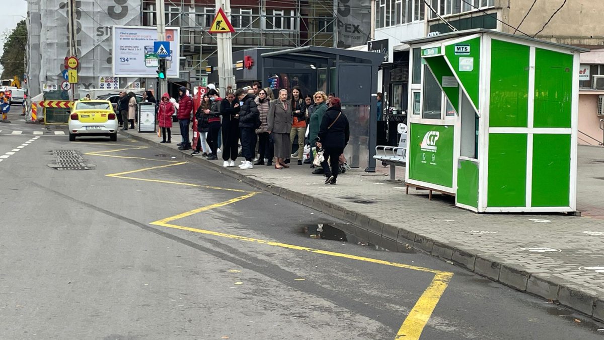 Pietonii din Iași sunt terorizați de șoferi pe timpul ploii: „Ne-a făcut leoarcă pe toți și erau mulți copii în stație”