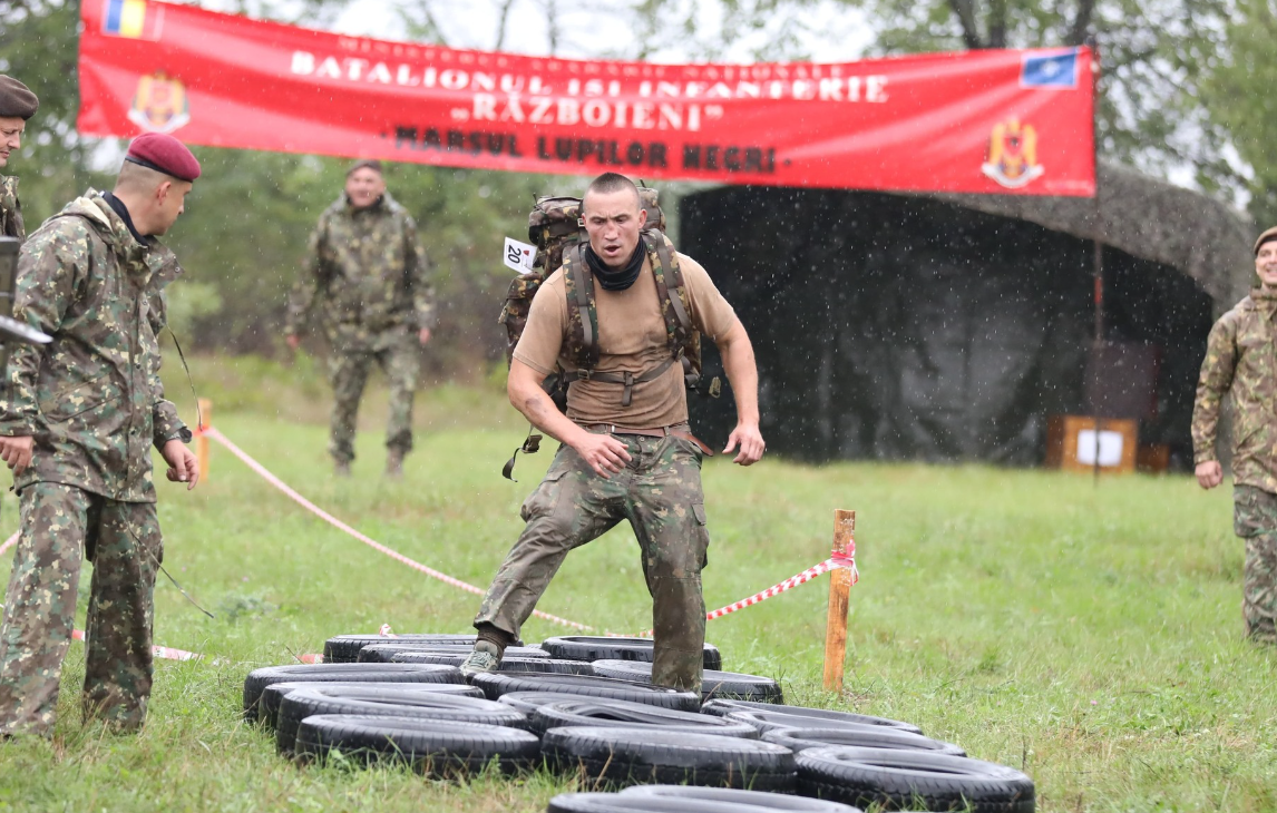 Din ringul de kickboxing pe câmpul de instrucție