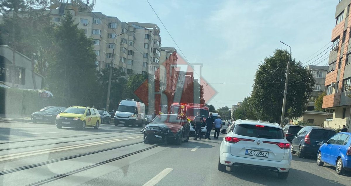 Accident rutier în Iași! O autoutilitară și un autoturism au intrat în coliziune. O persoană a rămas încarcerată
