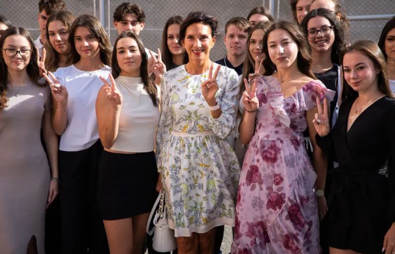 Carmen Iohannis s-a făcut de râs la deschiderea noului an școlar? A ales o rochie mai scurtă ca de obicei