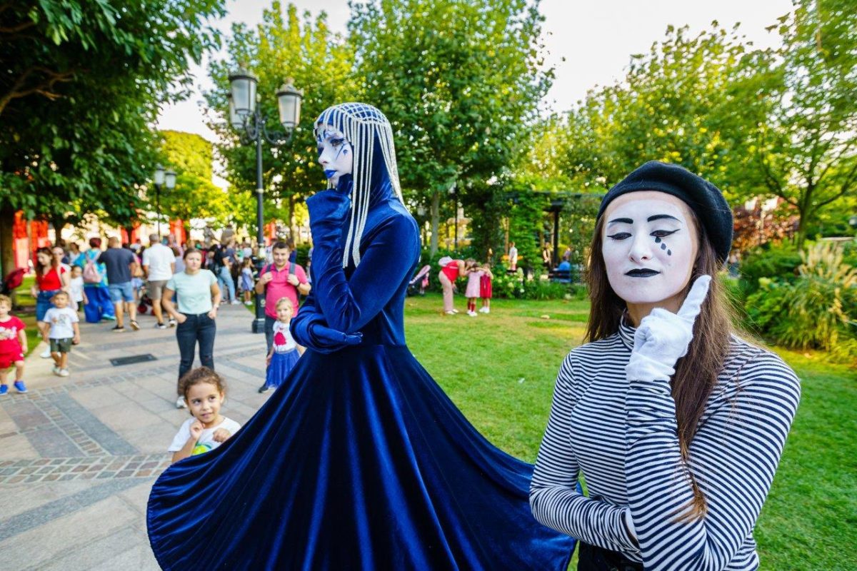 Check Art Festival revine în Iulius Town: marionete uriașe, statui vivante, mimi, bufoni, fire show și multe alte surprize, în weekend