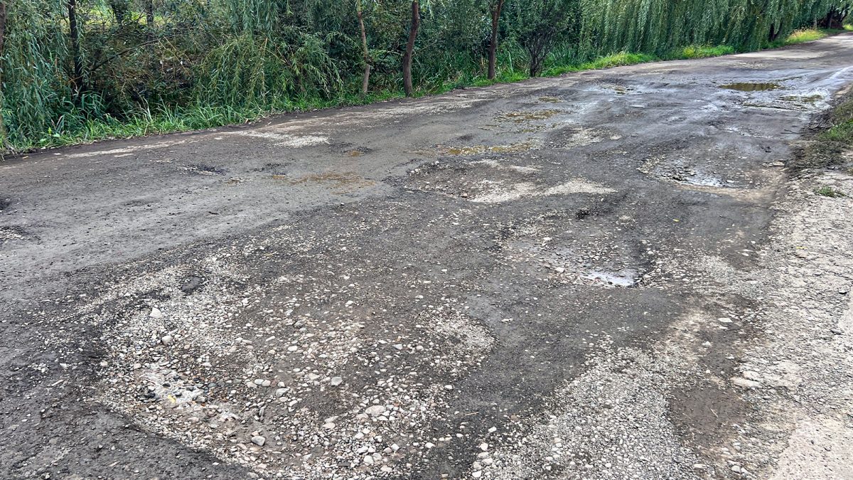 Ultimele răzbunări la Rediu! Primarul Ciprian Grosu nu vrea să asfalteze strada, pentru că a aflat că localnicii au votat cu contracandidatul  