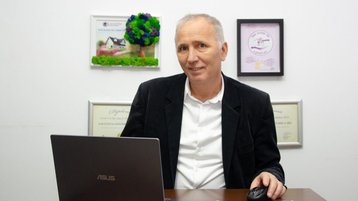 Costică Murariu, un agent imobiliar din Iași, a devenit viral pe TikTok!  Ca să atragă atenția, bărbatul se filmează în tot felul de poziții nefirești: „Sunt ideile mele” – VIDEO