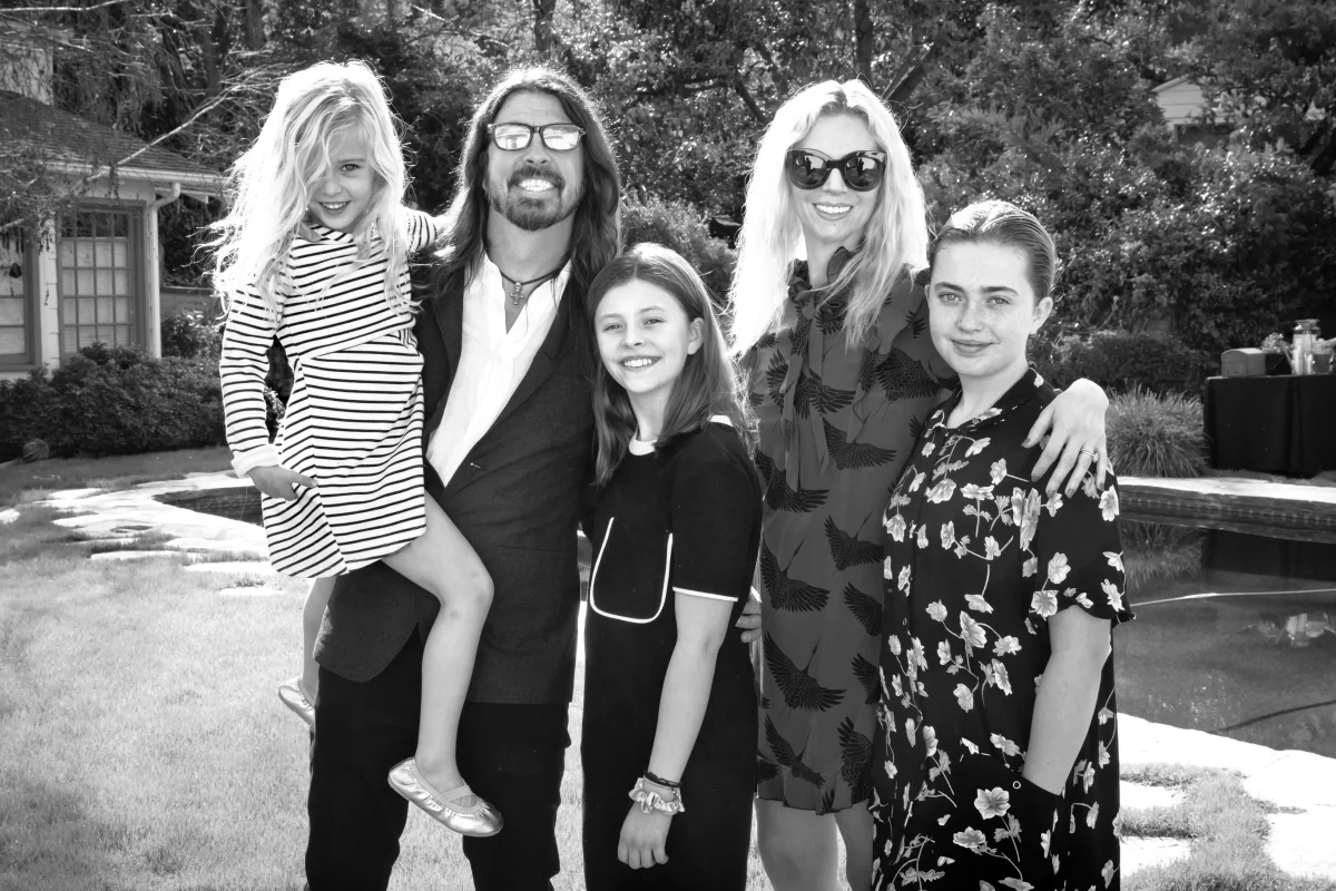 Dave Grohl, de la „Foo Fighters”, a devenit tată pentru a patra oară. Cine este mama copilului?