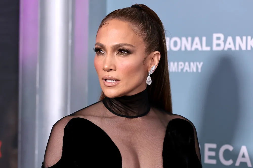 Cum arată Jennifer Lopez fără retușuri și Photoshop. Imagini cu vedeta în costum de baie
