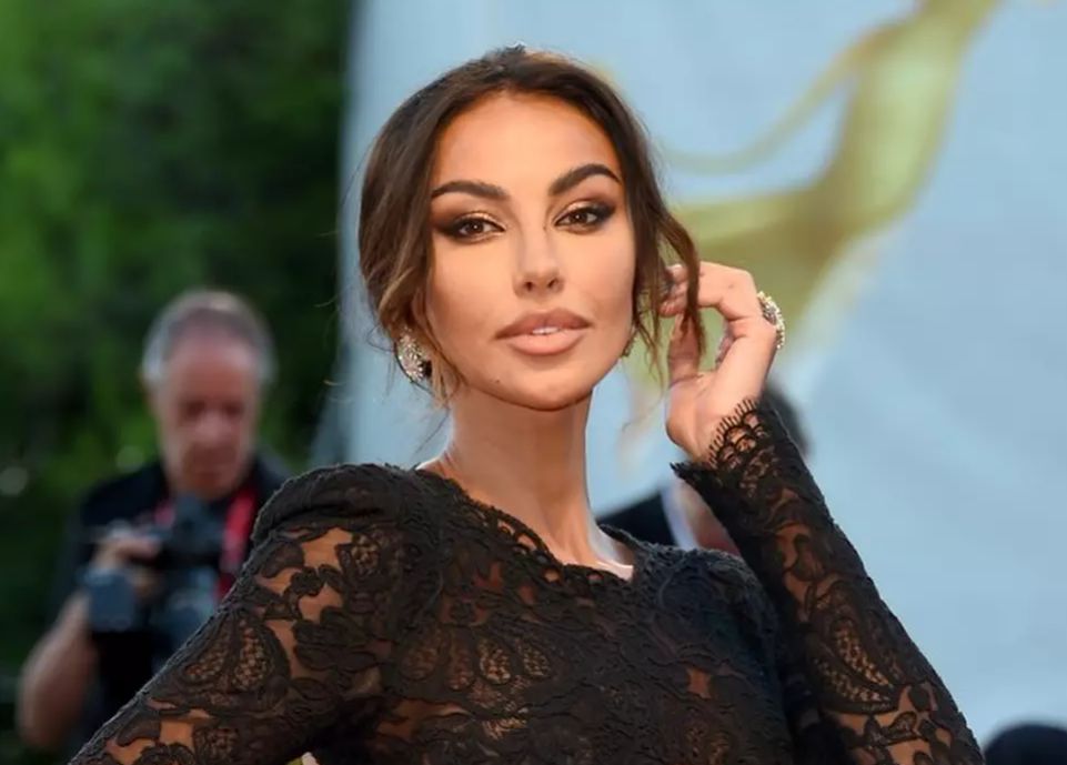 Mădălina Ghenea a atras toate privirile la Festivalul de Film de la Veneția! Apariție sexy pe covorul roșu