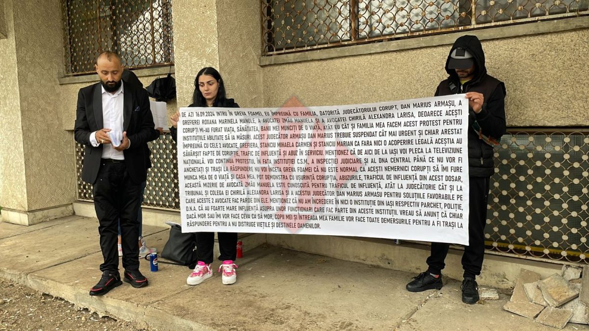 Un ieșean protestează în fața Judecătoriei! Bărbatul a fost evacuat după ce a investit zeci de mii de euro într-un imobil: „Intru în greva foamei”