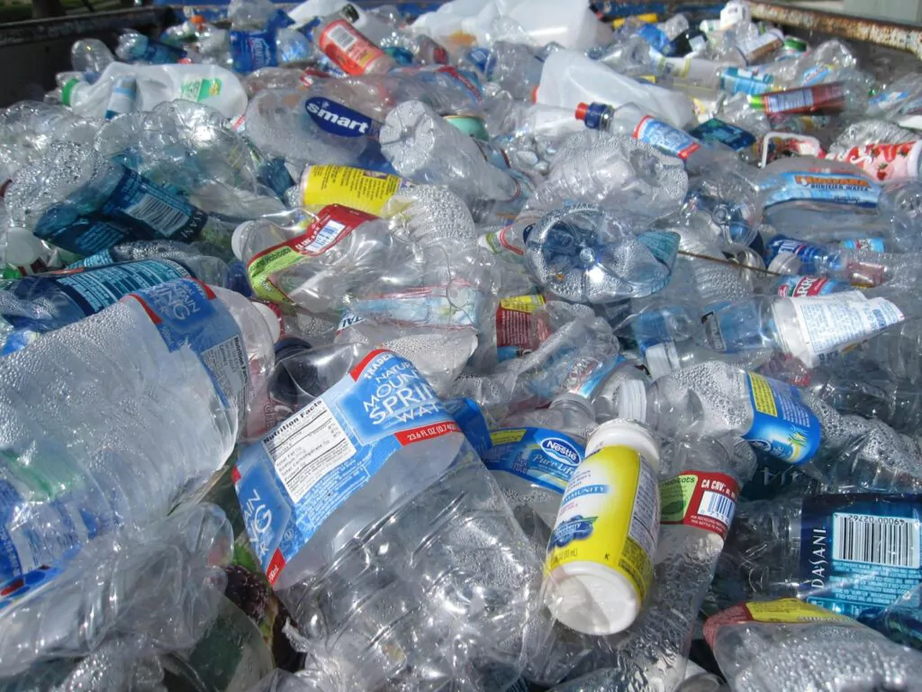 Aproape 23 de tone de deşeuri plastice, oprite la intrarea în România