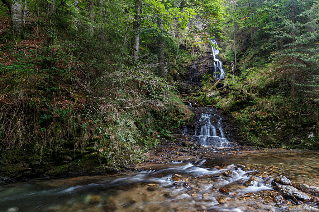 Cascada Iadolina de pe Valea Iadului! Unul dintre cele mai frumoase obiective turistice de văzut și vizitat!