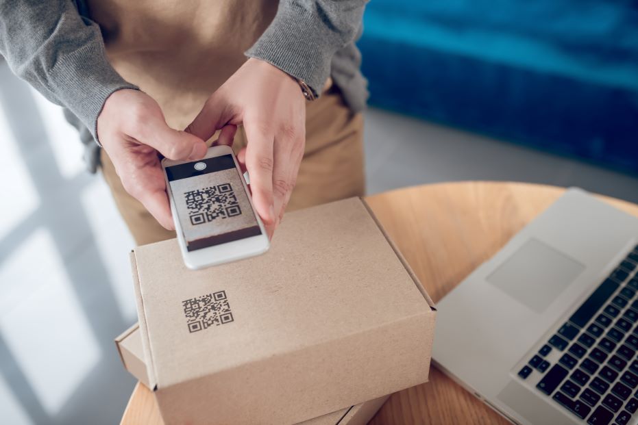 Cea mai nouă metodă de înșelătorie. Primești un colet cu un cod QR și îți sunt furate toate datele – VIDEO