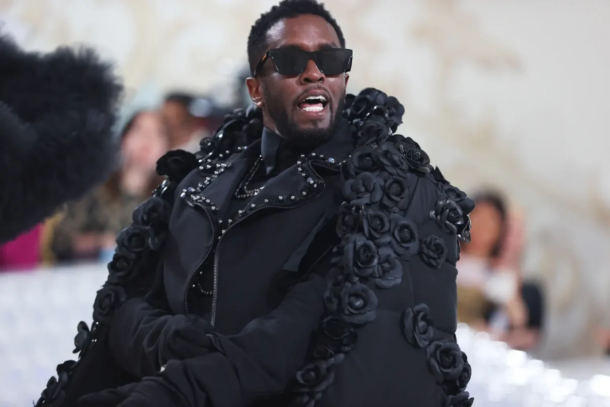 P. Diddy, mai încrezător „și foarte puternic” din spatele gratiilor. Rapperul a fost scos de sub supraveghere pentru sinucidere