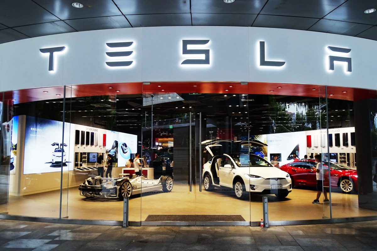 Tesla deschide la București cel mai mare showroom din Europa de Est