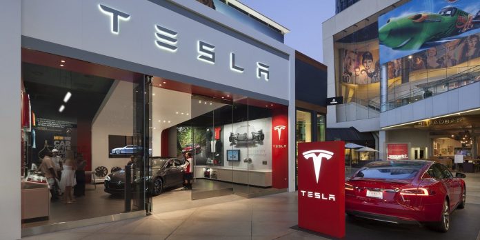 Tesla, subiectul unei investigații după un accident mortal în care a fost implicat un pieton