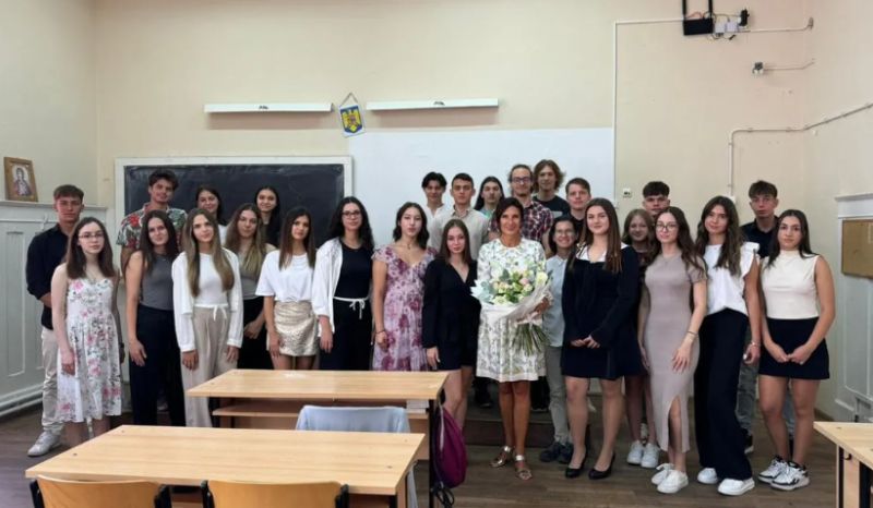 Cât a costat ținuta purtată de Carmen Iohannis la deschiderea anului școlar: E creația unui designer american