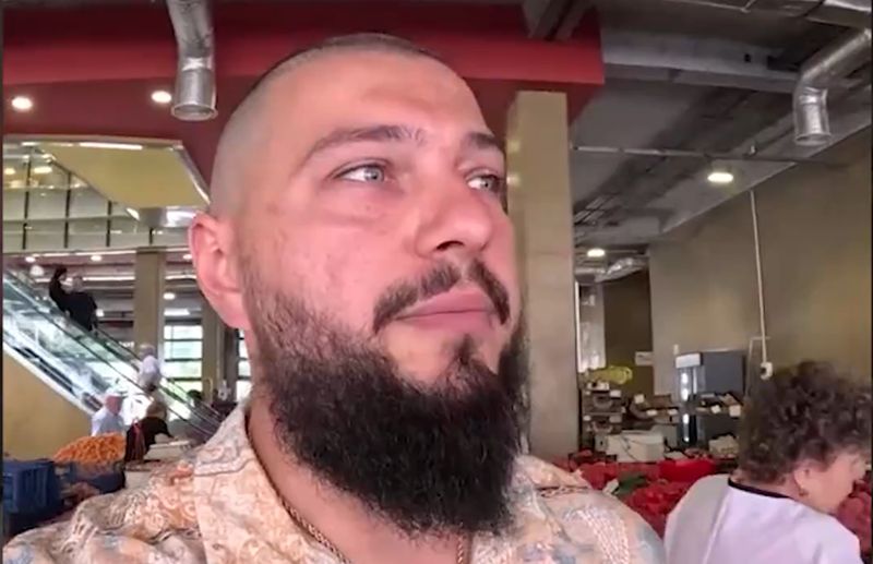 Ce a cumpărat un vlogger din Azerbaidjan cu 60 de lei din Piața Obor: ”Sunt uriașe, sunt uimit!”
