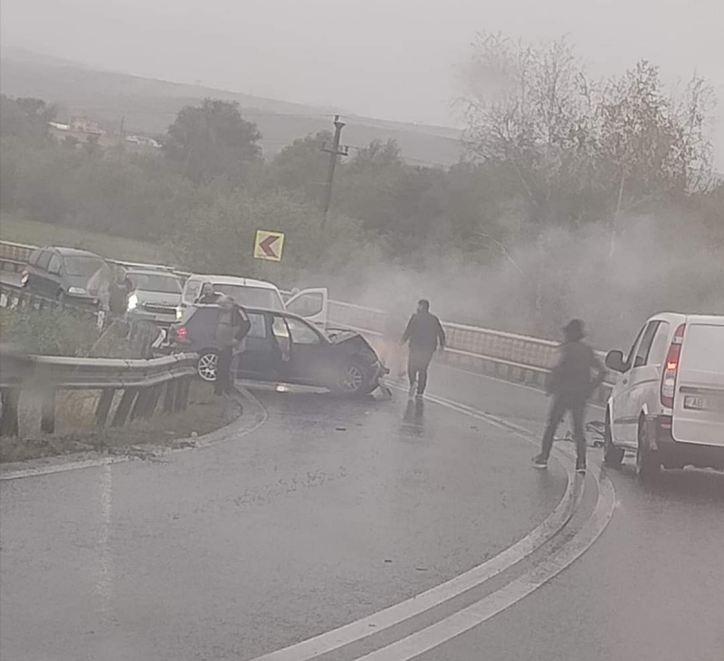Coliziune între două autoturisme și un microbuz pe DN1. Patru persoane au fost rănite