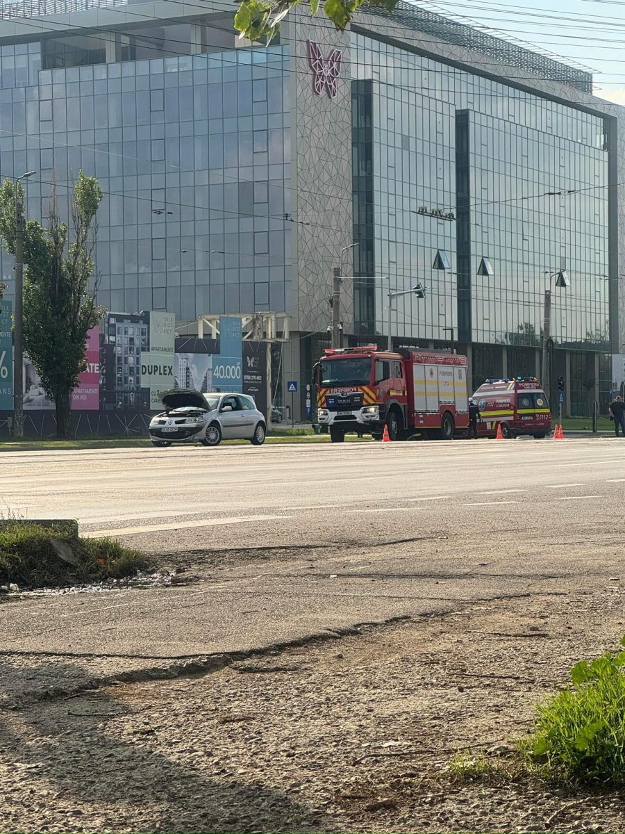 Accident rutier în Iași! Două autoturisme au intrat în coliziune, o persoană a fost transportată la spital