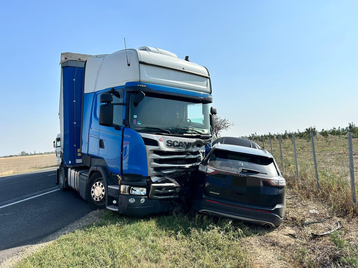 Accident rutier în Vrancea. Au fost implicate două autoturisme și un TIR